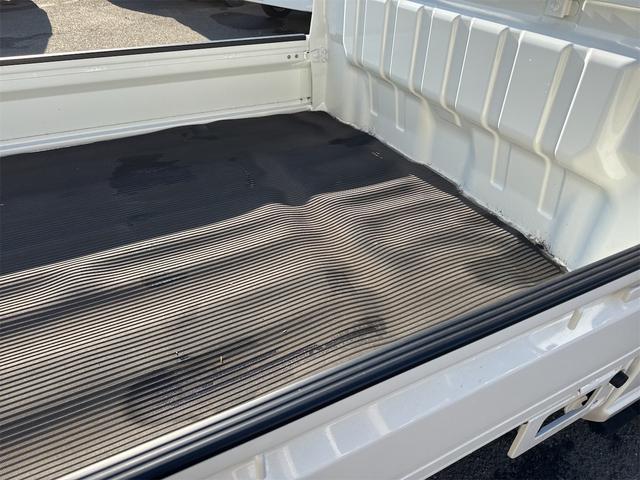 NT100クリッパートラック DX農繁仕様 エアコン パワステ 切り替え4WD 4枚リーフスプリング デフロック 横滑り防止 ABS オートライト 荷台ランプ 純正マット 荷台マット 走行51KM 車検令和8年6月(16枚目)