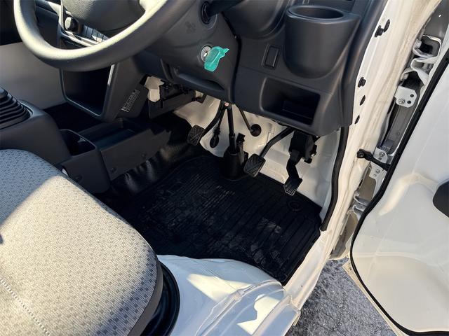 NT100クリッパートラック DX農繁仕様 エアコン パワステ 切り替え4WD 4枚リーフスプリング デフロック 横滑り防止 ABS オートライト 荷台ランプ 純正マット 荷台マット 走行51KM 車検令和8年6月(19枚目)