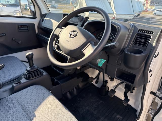 NT100クリッパートラック DX農繁仕様 エアコン パワステ 切り替え4WD 4枚リーフスプリング デフロック 横滑り防止 ABS オートライト 荷台ランプ 純正マット 荷台マット 走行51KM 車検令和8年6月(20枚目)