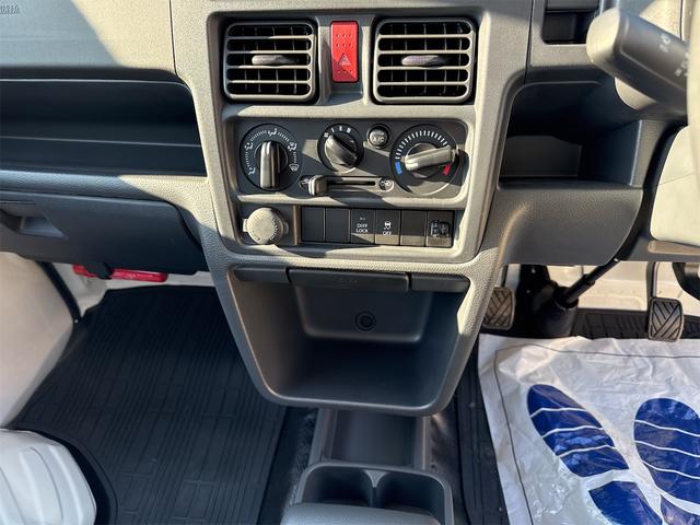 NT100クリッパートラック DX農繁仕様 エアコン パワステ 切り替え4WD 4枚リーフスプリング デフロック 横滑り防止 ABS オートライト 荷台ランプ 純正マット 荷台マット 走行51KM 車検令和8年6月(23枚目)