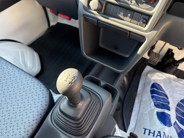 NT100クリッパートラック DX農繁仕様 エアコン パワステ 切り替え4WD 4枚リーフスプリング デフロック 横滑り防止 ABS オートライト 荷台ランプ 純正マット 荷台マット 走行51KM 車検令和8年6月(24枚目)