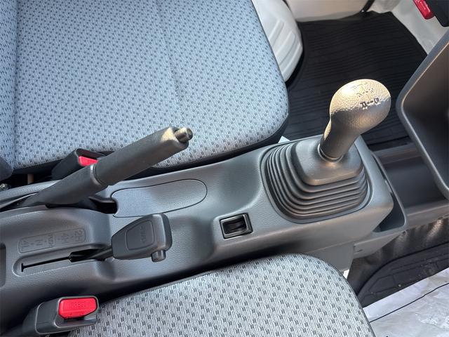 NT100クリッパートラック DX農繁仕様 エアコン パワステ 切り替え4WD 4枚リーフスプリング デフロック 横滑り防止 ABS オートライト 荷台ランプ 純正マット 荷台マット 走行51KM 車検令和8年6月(25枚目)