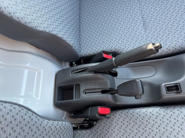 NT100クリッパートラック DX農繁仕様 エアコン パワステ 切り替え4WD 4枚リーフスプリング デフロック 横滑り防止 ABS オートライト 荷台ランプ 純正マット 荷台マット 走行51KM 車検令和8年6月(26枚目)