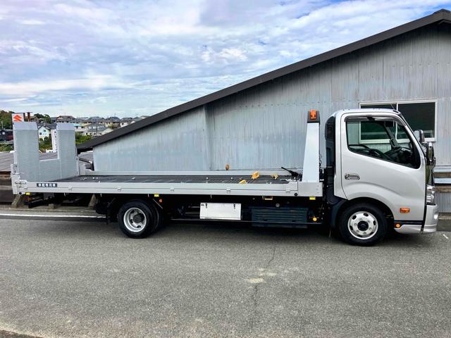 デュトロ 　積載車　最大積載量２８００ｋｇ　６ＭＴ古川ユニック製　Ｎｅｏ５　ウインチ巻上能力２．５ｔｏｎ　ディスチャージヘッドランプ　衝突被害軽減システム　ＥＴＣ　ナビ　ＴＶバックカメラ　電動格納ミラー（3枚目）