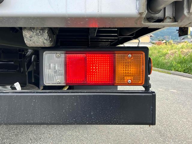 デュトロ 　積載車　最大積載量２８００ｋｇ　６ＭＴ古川ユニック製　Ｎｅｏ５　ウインチ巻上能力２．５ｔｏｎ　ディスチャージヘッドランプ　衝突被害軽減システム　ＥＴＣ　ナビ　ＴＶバックカメラ　電動格納ミラー（10枚目）