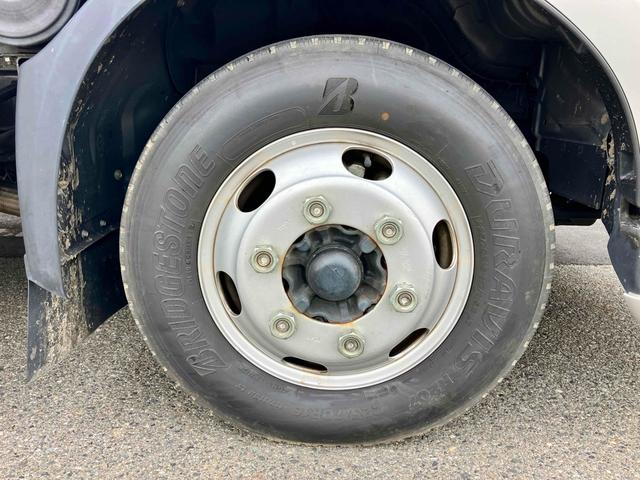 デュトロ 　積載車　最大積載量２８００ｋｇ　６ＭＴ古川ユニック製　Ｎｅｏ５　ウインチ巻上能力２．５ｔｏｎ　ディスチャージヘッドランプ　衝突被害軽減システム　ＥＴＣ　ナビ　ＴＶバックカメラ　電動格納ミラー（15枚目）