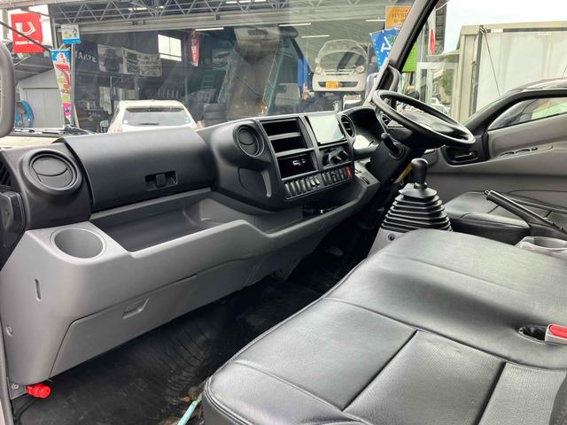 デュトロ 　積載車　最大積載量２８００ｋｇ　６ＭＴ古川ユニック製　Ｎｅｏ５　ウインチ巻上能力２．５ｔｏｎ　ディスチャージヘッドランプ　衝突被害軽減システム　ＥＴＣ　ナビ　ＴＶバックカメラ　電動格納ミラー（46枚目）