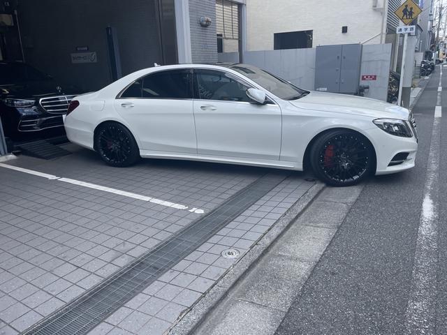 Ｓクラス Ｓ５５０ロング　Ｓ５５０ロング　ＡＭＧライン　ナビ　パノラミックルーフ　　エアロ　ＩＳＴＯＰ　パッケージ　ショーファーパッケージ：記録簿　取説　整備手帳、スペアーキー：Ｃａｒｌｓｓｏｎ２１インチＡＷ　　パドルシフト（4枚目）