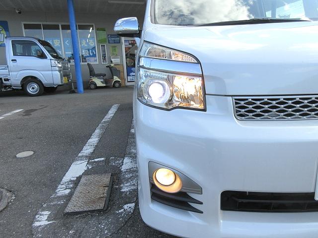 ヴォクシー ＺＳ　煌Ｚ　大画面フルセグナビ　Ｂカメラ　後席モニター　ＥＴＣ　両側パワースライドドア　純正１６インチアルミホイール　ＨＩＤヘッドランプ　フォグランプ　スマートキー／プッシュスタート（26枚目）