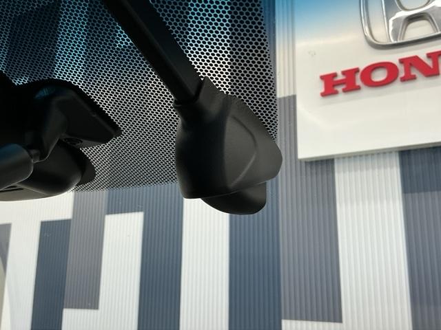 フリード クロスター・ホンダセンシング　ホンダ認定中古車　純正ドラレコ前後　両ＰＳＤ　地デジ　エアバック　Ｉストップ　ＶＳＡ　リヤカメラ　３列シート　整備記録簿　ＤＶＤ再生　ウォークスルー　イモビライザー　ワンオーナー　キーフリー　パワステ（6枚目）