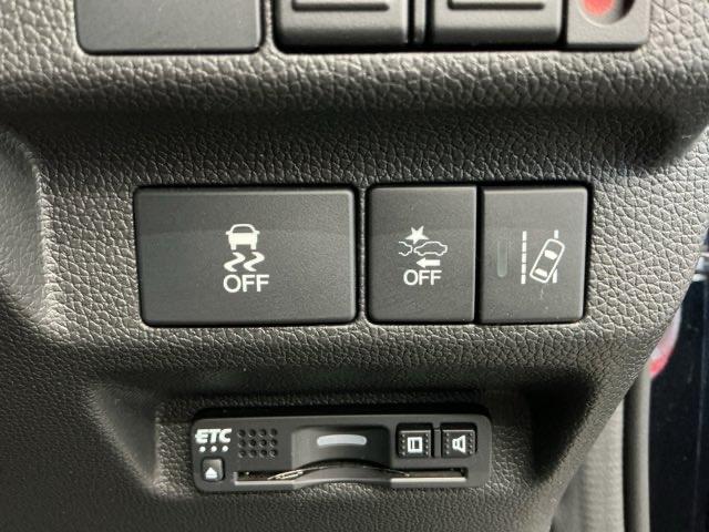 フリード クロスター・ホンダセンシング　ホンダ認定中古車　純正ドラレコ前後　両ＰＳＤ　地デジ　エアバック　Ｉストップ　ＶＳＡ　リヤカメラ　３列シート　整備記録簿　ＤＶＤ再生　ウォークスルー　イモビライザー　ワンオーナー　キーフリー　パワステ（9枚目）