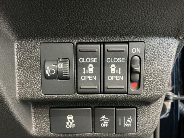 フリード クロスター・ホンダセンシング　ホンダ認定中古車　純正ドラレコ前後　両ＰＳＤ　地デジ　エアバック　Ｉストップ　ＶＳＡ　リヤカメラ　３列シート　整備記録簿　ＤＶＤ再生　ウォークスルー　イモビライザー　ワンオーナー　キーフリー　パワステ（10枚目）