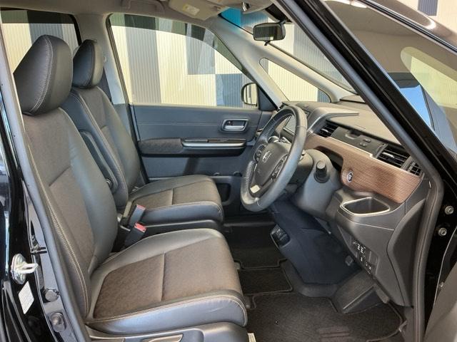 フリード クロスター・ホンダセンシング　ホンダ認定中古車　純正ドラレコ前後　両ＰＳＤ　地デジ　エアバック　Ｉストップ　ＶＳＡ　リヤカメラ　３列シート　整備記録簿　ＤＶＤ再生　ウォークスルー　イモビライザー　ワンオーナー　キーフリー　パワステ（14枚目）