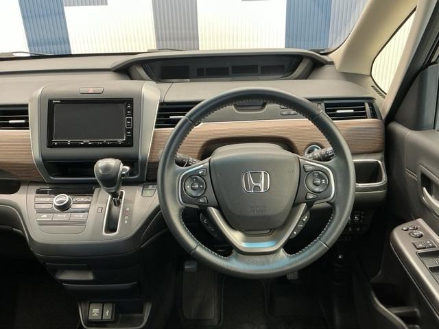 フリード クロスター・ホンダセンシング　ホンダ認定中古車　純正ドラレコ前後　両ＰＳＤ　地デジ　エアバック　Ｉストップ　ＶＳＡ　リヤカメラ　３列シート　整備記録簿　ＤＶＤ再生　ウォークスルー　イモビライザー　ワンオーナー　キーフリー　パワステ（16枚目）