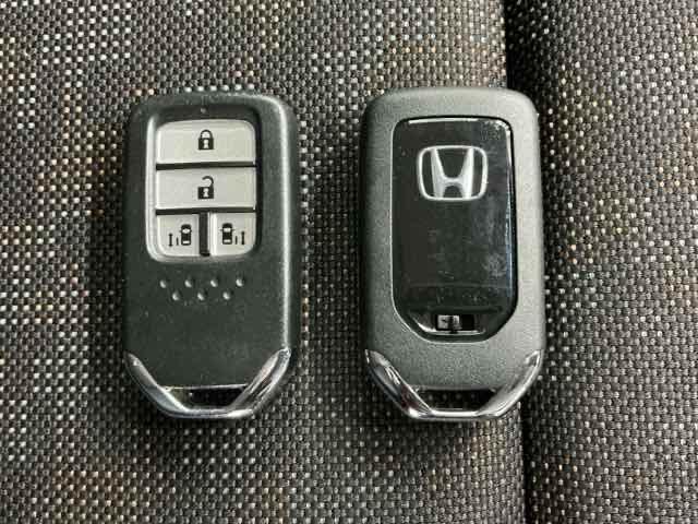 フリード クロスター・ホンダセンシング　ホンダ認定中古車　純正ドラレコ前後　両ＰＳＤ　地デジ　エアバック　Ｉストップ　ＶＳＡ　リヤカメラ　３列シート　整備記録簿　ＤＶＤ再生　ウォークスルー　イモビライザー　ワンオーナー　キーフリー　パワステ（17枚目）