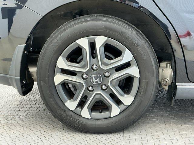 フリード クロスター・ホンダセンシング　ホンダ認定中古車　純正ドラレコ前後　両ＰＳＤ　地デジ　エアバック　Ｉストップ　ＶＳＡ　リヤカメラ　３列シート　整備記録簿　ＤＶＤ再生　ウォークスルー　イモビライザー　ワンオーナー　キーフリー　パワステ（21枚目）