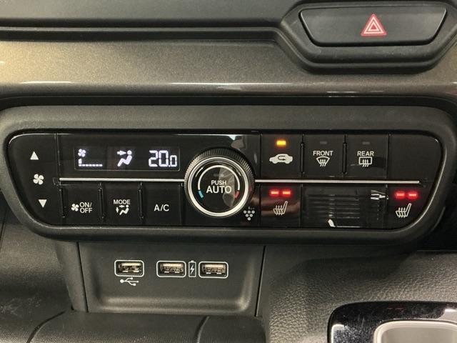 オートエアコン付きです！お好みの温度をセットするだけでエアコンの風量などを自動でコントロール。快適な車内でお過ごしいただけます。寒い時期には嬉しいシートヒーター付きです！