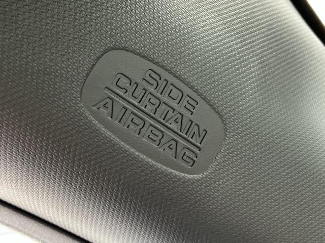 正面だけではなく横や衝撃によるガラス面への衝突を防止してくれるサイドカーテンＳＲＳエアバッグ付きです！