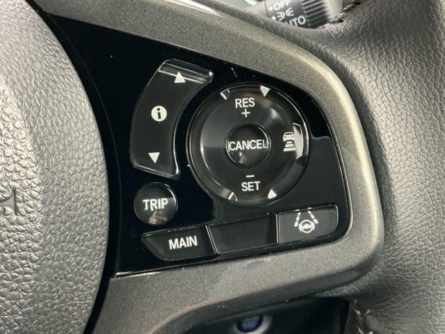 アクセルから足を離しても設定したスピードを保ち走行し、高速道路での疲労軽減に役立つクルーズコントロール付きです！