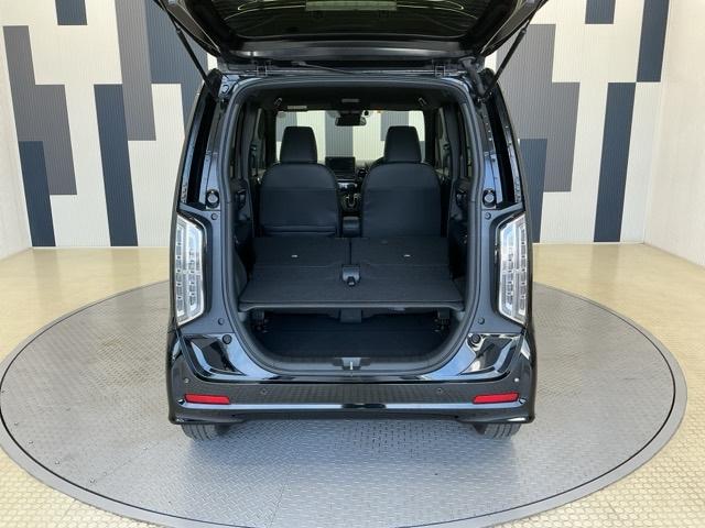 リアシートを倒すことでほぼフラットの状態となります。スペースを広く有効にご活用いただけます。