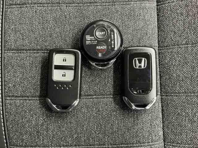 フィット ホーム　ホンダ認定中古車　純正ドラレコ前後　衝突軽減ブレーキ　ワンオーナー　リアカメ　ＬＥＤライト　オートライト　クリアランスソナー　フルセグＴＶ　記録簿付　エアバッグ　ｉストップ　スマ－トキ－　盗難防止装置（17枚目）
