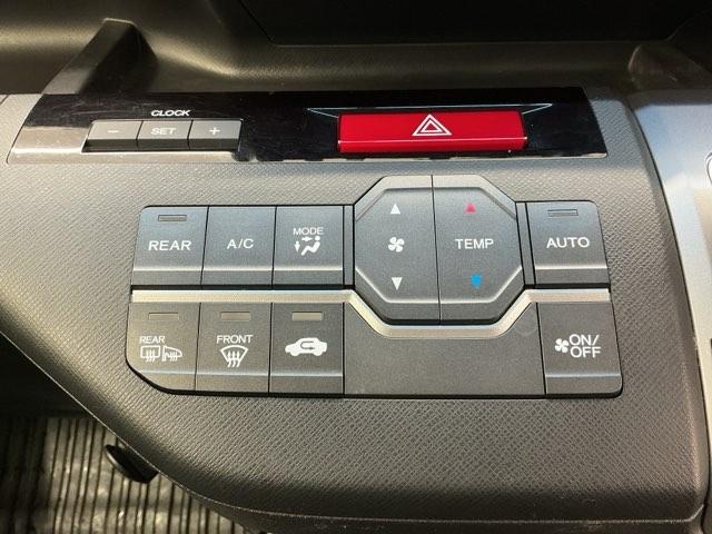 ステップワゴンスパーダ Ｚ　ホンダ認定中古車　社外ドラレコ前　ＥＴＣ　横滑防止　イモビ　ＵＳＢ接続　スマキー　地デジＴＶ　バックモニタ－　３列シ－ト　キーフリー　フロントカメラ　パワーウィンド　ナビ・ＴＶ　エアコン　ＤＶＤ再生（11枚目）