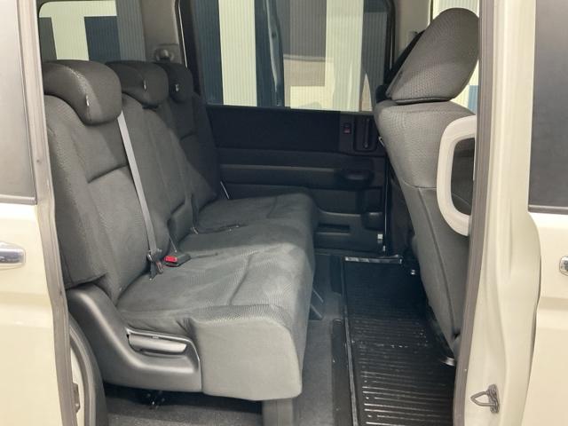 ステップワゴンスパーダ Ｚ　ホンダ認定中古車　社外ドラレコ前　ＥＴＣ　横滑防止　イモビ　ＵＳＢ接続　スマキー　地デジＴＶ　バックモニタ－　３列シ－ト　キーフリー　フロントカメラ　パワーウィンド　ナビ・ＴＶ　エアコン　ＤＶＤ再生（14枚目）