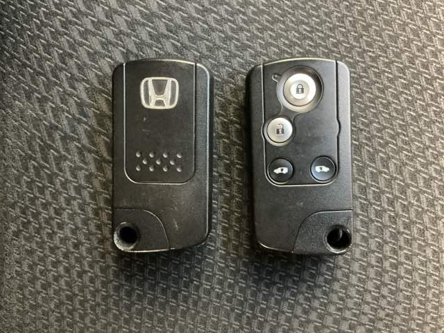 ステップワゴンスパーダ Ｚ　ホンダ認定中古車　社外ドラレコ前　ＥＴＣ　横滑防止　イモビ　ＵＳＢ接続　スマキー　地デジＴＶ　バックモニタ－　３列シ－ト　キーフリー　フロントカメラ　パワーウィンド　ナビ・ＴＶ　エアコン　ＤＶＤ再生（16枚目）