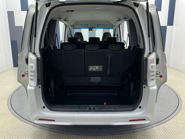 ステップワゴンスパーダ Ｚ　ホンダ認定中古車　社外ドラレコ前　ＥＴＣ　横滑防止　イモビ　ＵＳＢ接続　スマキー　地デジＴＶ　バックモニタ－　３列シ－ト　キーフリー　フロントカメラ　パワーウィンド　ナビ・ＴＶ　エアコン　ＤＶＤ再生（18枚目）