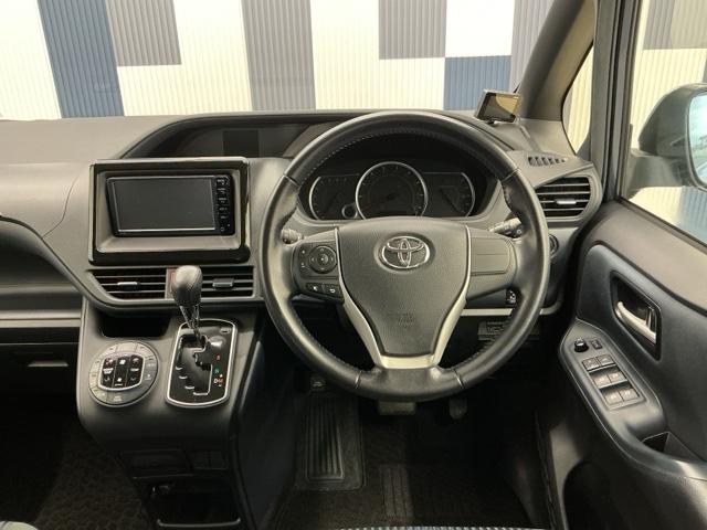 ノア Si 社外ドラレコ前後 純正ナビ 両側電動 1オーナー 点検記録簿 ダブルエアコン ETC付き ドライブレコーダー 横滑り防止機能 ナビTV 三列シート AAC パワーウインドウ ABS ウォークスルー(15枚目)