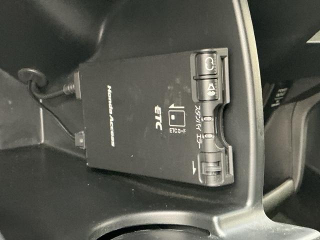 フリードスパイクハイブリッド ジャストセレクション 純正ナビ バックカメラ HIDライト キーフリー セキュリティーアラーム 横滑り防止機能 DVD視聴 後カメラ ワンセグTV ナビTV エアコン ワンオーナー 記録簿 ETC パワーステアリング(8枚目)