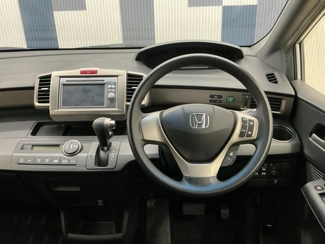 フリードスパイクハイブリッド ジャストセレクション 純正ナビ バックカメラ HIDライト キーフリー セキュリティーアラーム 横滑り防止機能 DVD視聴 後カメラ ワンセグTV ナビTV エアコン ワンオーナー 記録簿 ETC パワーステアリング(15枚目)