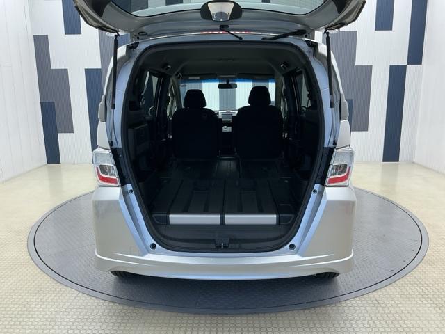 フリードスパイクハイブリッド ジャストセレクション 純正ナビ バックカメラ HIDライト キーフリー セキュリティーアラーム 横滑り防止機能 DVD視聴 後カメラ ワンセグTV ナビTV エアコン ワンオーナー 記録簿 ETC パワーステアリング(19枚目)