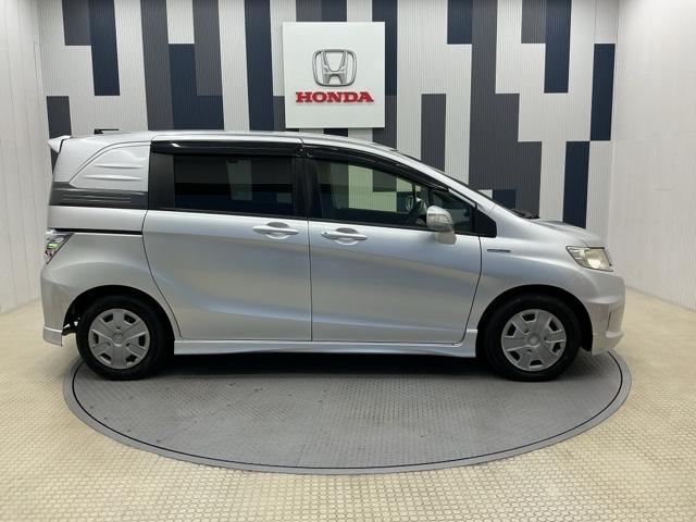 フリードスパイクハイブリッド ジャストセレクション 純正ナビ バックカメラ HIDライト キーフリー セキュリティーアラーム 横滑り防止機能 DVD視聴 後カメラ ワンセグTV ナビTV エアコン ワンオーナー 記録簿 ETC パワーステアリング(24枚目)