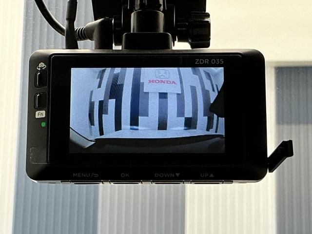 ヴェゼル ｅ：ＨＥＶＺ　ホンダ認定中古車　社外ドラレコ前後　衝突回避支援ブレーキ機能　１オナ　スマキ　Ｐトランク　フルオートエアコン　Ｄレコ　エアバッグ　両席エアバック　Ｒカメ　記録簿付　パワーウィンドウ　ＬＥＤランプ（6枚目）