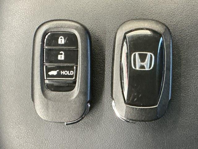 ヴェゼル ｅ：ＨＥＶＺ　ホンダ認定中古車　社外ドラレコ前後　衝突回避支援ブレーキ機能　１オナ　スマキ　Ｐトランク　フルオートエアコン　Ｄレコ　エアバッグ　両席エアバック　Ｒカメ　記録簿付　パワーウィンドウ　ＬＥＤランプ（18枚目）