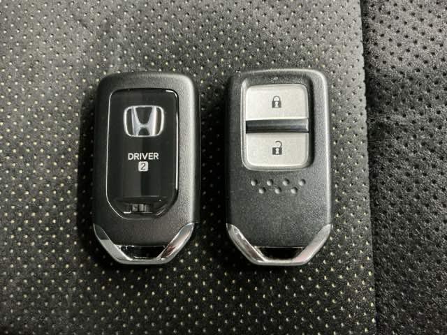 フィット ｅ：ＨＥＶＲＳ　ホンダ認定中古車　純正ドラレコ前後　エアバッグ　ナビ＆ＴＶ　パワーウィンドウ　助手席エアバッグ　Ｄレコ　フルセグテレビ　ＬＥＤヘッドランプ　セキュリティアラーム　フルオートエアコン　ＥＴＣ装備　ＵＳＢ（19枚目）