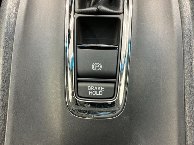 ヴェゼル Ｘ　ホンダ認定中古車　社外ドラレコ前　ＥＴＣ　追突軽減ブレーキ　地ＴＶ　リアカメラ　ＤＶＤ再生　スマ－トキ－　記録簿　サイドエアバッグ　ナビ＆ＴＶ　パワーウィンドウ　盗難防止システム　横滑り防止　クルコン（7枚目）