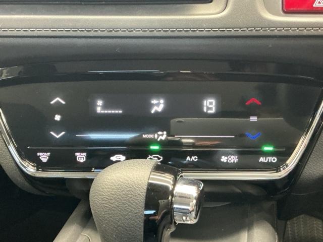 ヴェゼル Ｘ　ホンダ認定中古車　社外ドラレコ前　ＥＴＣ　追突軽減ブレーキ　地ＴＶ　リアカメラ　ＤＶＤ再生　スマ－トキ－　記録簿　サイドエアバッグ　ナビ＆ＴＶ　パワーウィンドウ　盗難防止システム　横滑り防止　クルコン（13枚目）
