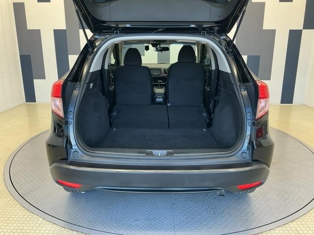 ヴェゼル Ｘ　ホンダ認定中古車　社外ドラレコ前　ＥＴＣ　追突軽減ブレーキ　地ＴＶ　リアカメラ　ＤＶＤ再生　スマ－トキ－　記録簿　サイドエアバッグ　ナビ＆ＴＶ　パワーウィンドウ　盗難防止システム　横滑り防止　クルコン（21枚目）