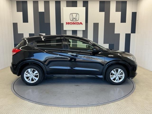 ヴェゼル Ｘ　ホンダ認定中古車　社外ドラレコ前　ＥＴＣ　追突軽減ブレーキ　地ＴＶ　リアカメラ　ＤＶＤ再生　スマ－トキ－　記録簿　サイドエアバッグ　ナビ＆ＴＶ　パワーウィンドウ　盗難防止システム　横滑り防止　クルコン（26枚目）