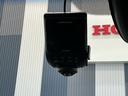 ヴェゼル Ｘ　ホンダ認定中古車　社外ドラレコ前　ＥＴＣ　追突軽減ブレーキ　地ＴＶ　リアカメラ　ＤＶＤ再生　スマ－トキ－　記録簿　サイドエアバッグ　ナビ＆ＴＶ　パワーウィンドウ　盗難防止システム　横滑り防止　クルコン（6枚目）