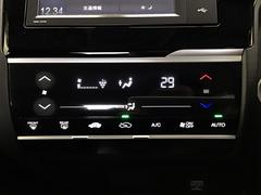 オートエアコン付きです！お好みの温度をセットするだけでエアコンの風量などを自動でコントロール。快適な車内でお過ごしいただけます。 4