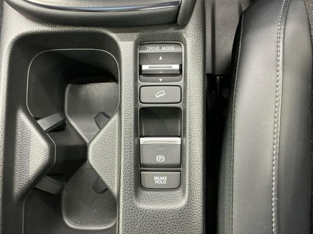 急な下り坂やオフロードの路面を下る時一定の停車速を保ち下り坂での走行を補助してくれるヒルディセントコントロール、わずかな力で簡単に操作出来る電動パーキングブレーキ・オートブレーキホールド付きです！