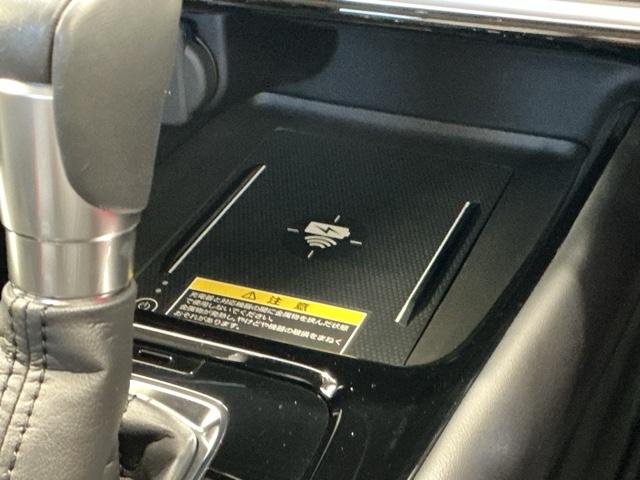 スマートフォンを置いたまま充電出来るワイヤレス充電器付きです！