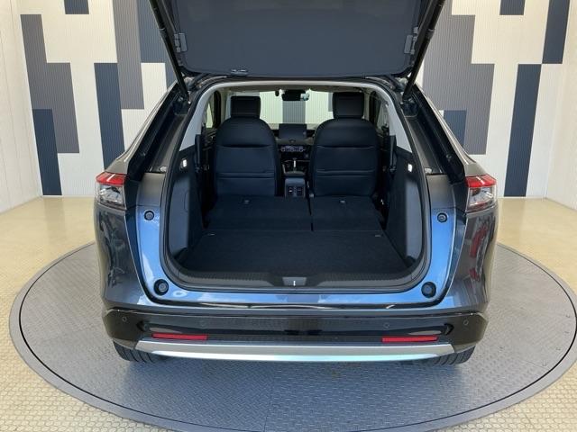 リアシートを倒すことでほぼフラットの状態となります。スペースを広く有効にご活用いただけます。
