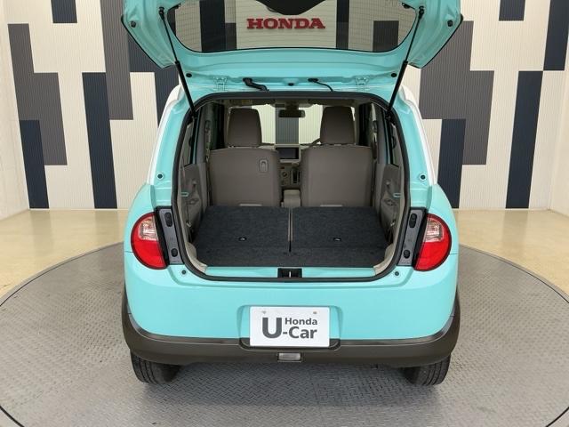 リアシートを倒すことでほぼフラットの状態となります。スペースを広く有効にご活用いただけます。