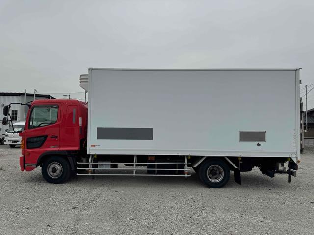ヒノレンジャー 低温冷蔵冷凍車　トラック　ＡＴ　バックカメラ　ＡＢＳ　エアコン　パワーウィンドウ　　－３０度設定　パワ－ゲ－ト　ラッシング２段　ＡＴ車　中型免許可能　ワイドロング（6枚目）