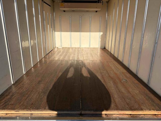 エルフトラック -30度設定 東プレ(MJ22LOC)車両総重量4175kg サイドドア バックカメラ 2tベース ショート キーレス スタッドレスタイヤ6本積載 MT 最大積載量1500kg 低温冷凍(19枚目)