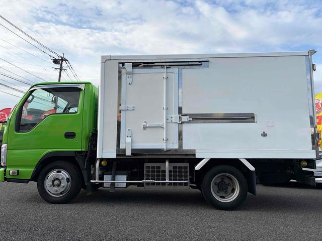 エルフトラック 冷蔵冷凍車　－３０度設定　低温冷凍　ＡＴ　タイヤ５本新品　東プレ（ＭＪ２２ＬＯＣ）　車両総重量４１７５ｋｇ　バックカメラ　２ｔベース　ショート　最大積載量１５００ｋｇ内寸（縦３０４ｃｍ横１５７ｃｍ高さ１３２ｃｍ）（10枚目）